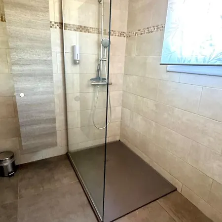 Pour 6 Voyageurs, Piscine, Jardin, Terrain De Boule Et Parking Prive *