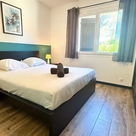Pour 6 Voyageurs, Piscine, Jardin, Terrain De Boule Et Parking Prive Villa *